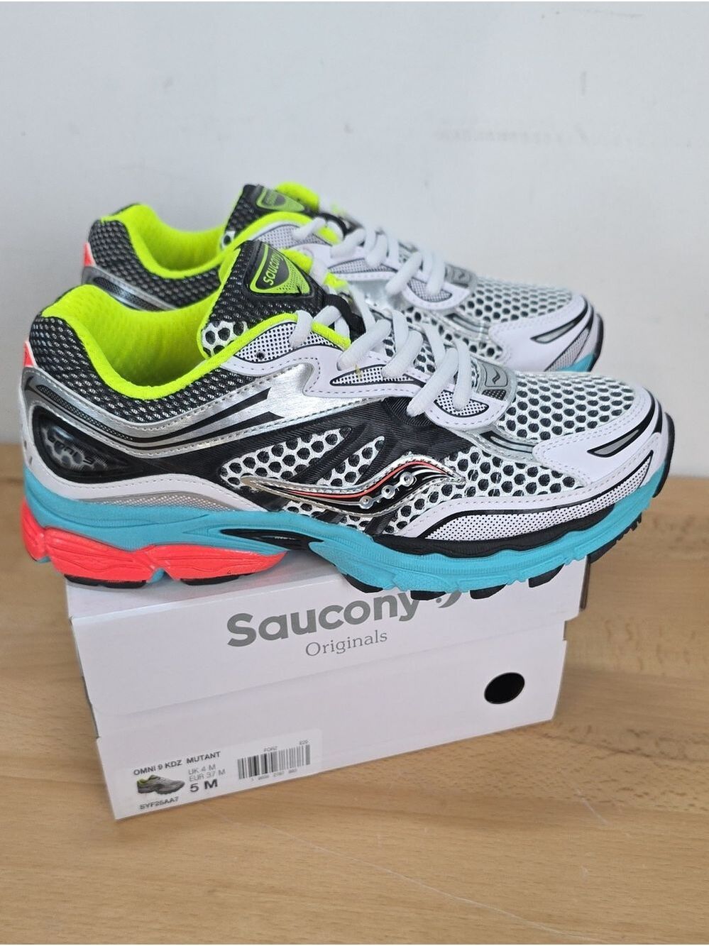 Saucony Neon Yellow, White & Teal Athletic Running Shoes 5M